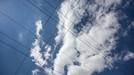 Pogled na daljnovodne vodnike proti nebu